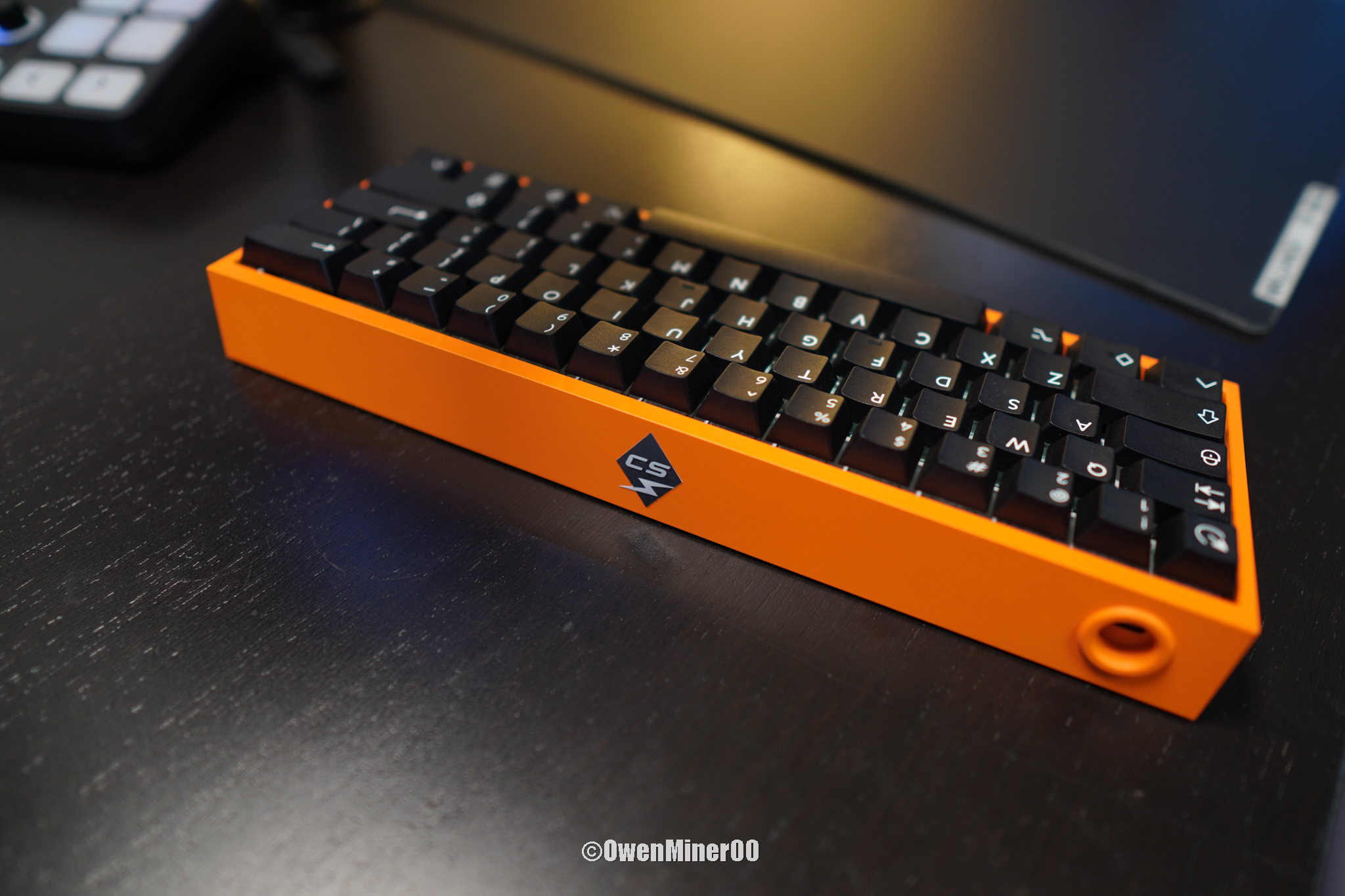 Keyboard case that looks like cs2 killowatt case